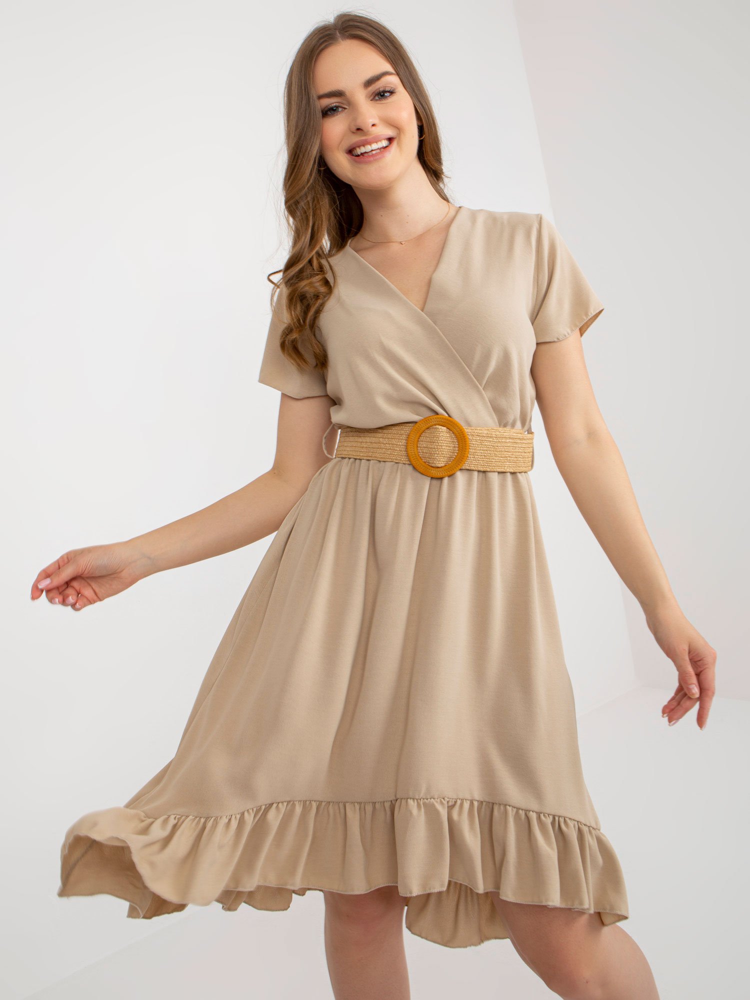 Levně Béžové šaty s volánkem a páskem