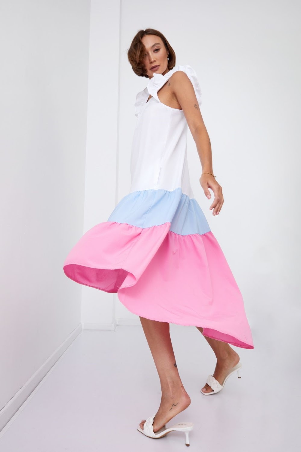 Levně Letní šaty na ramínka s delším zadním dílem v modré a růžové barvě