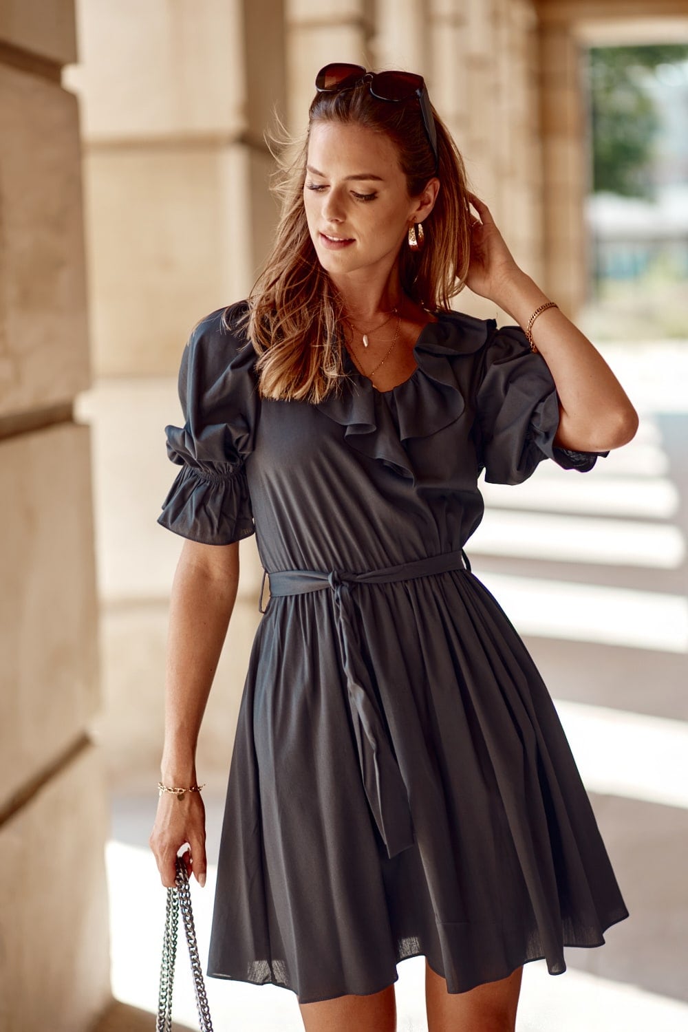 Discreet black dress with frill at neckline