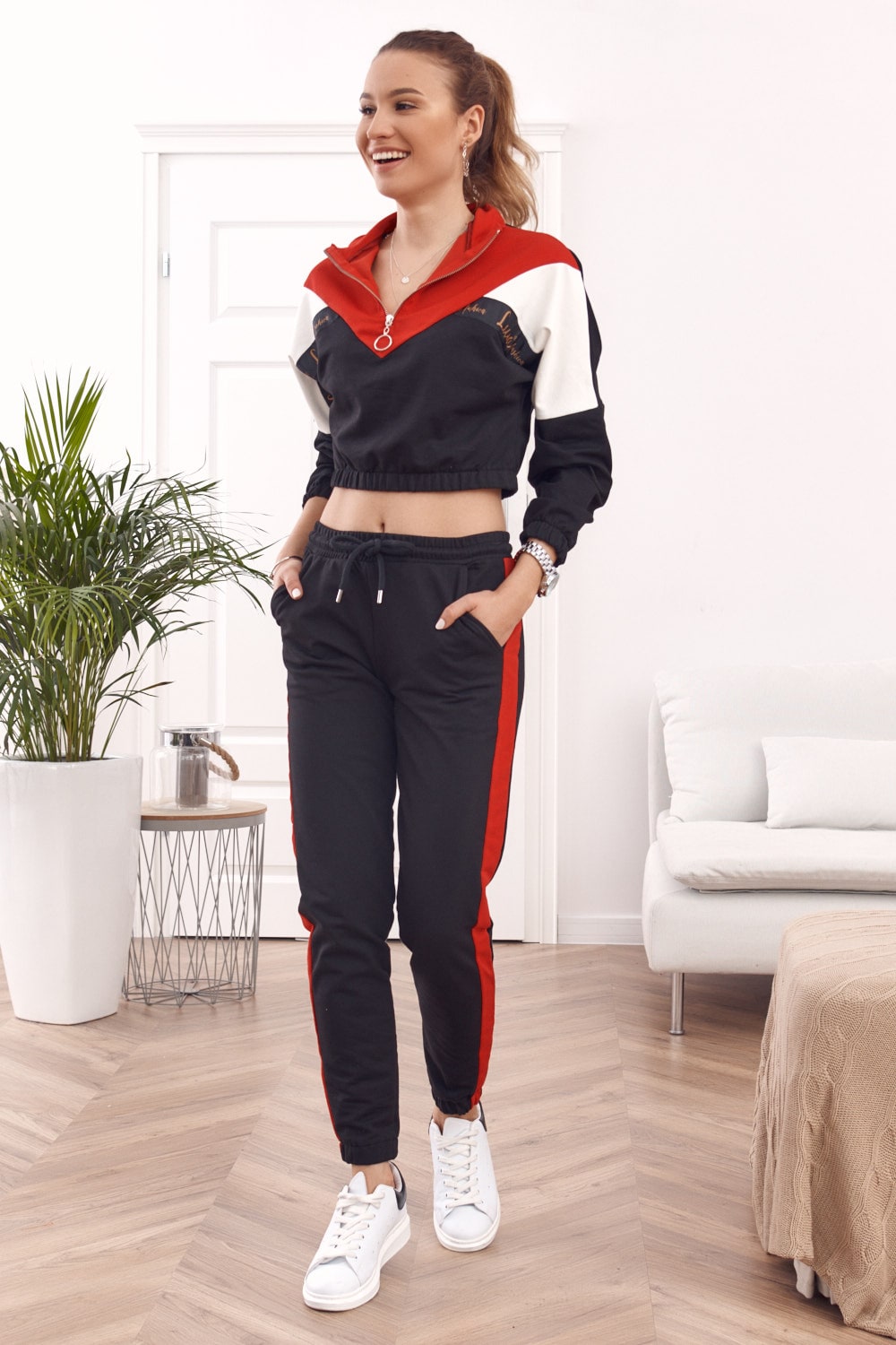 Comfortable sweatshirt with stand-up collar and red and black trousers