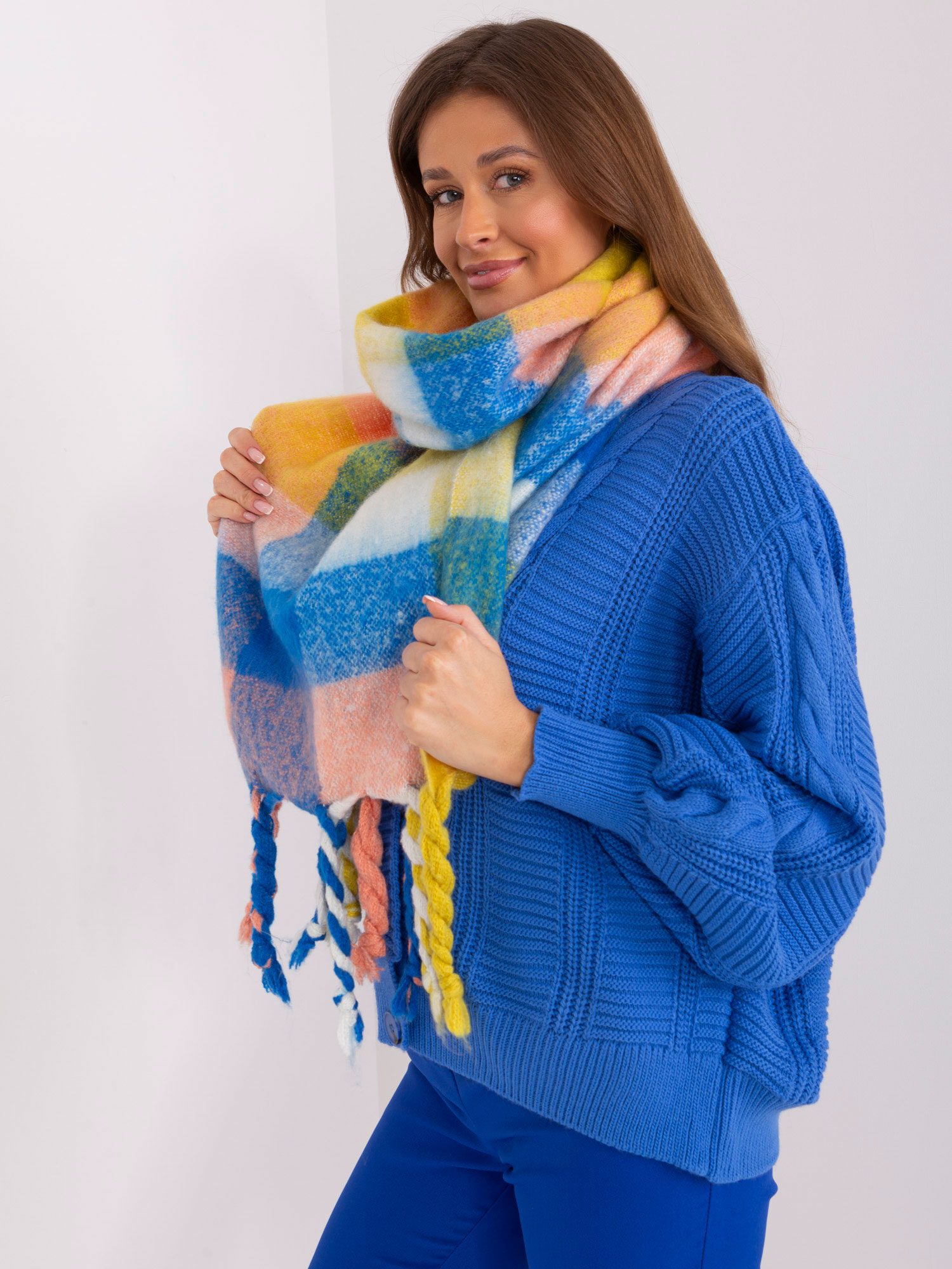 Levně Žlutý a modrý dámský šátek s barevnými třásněmi
