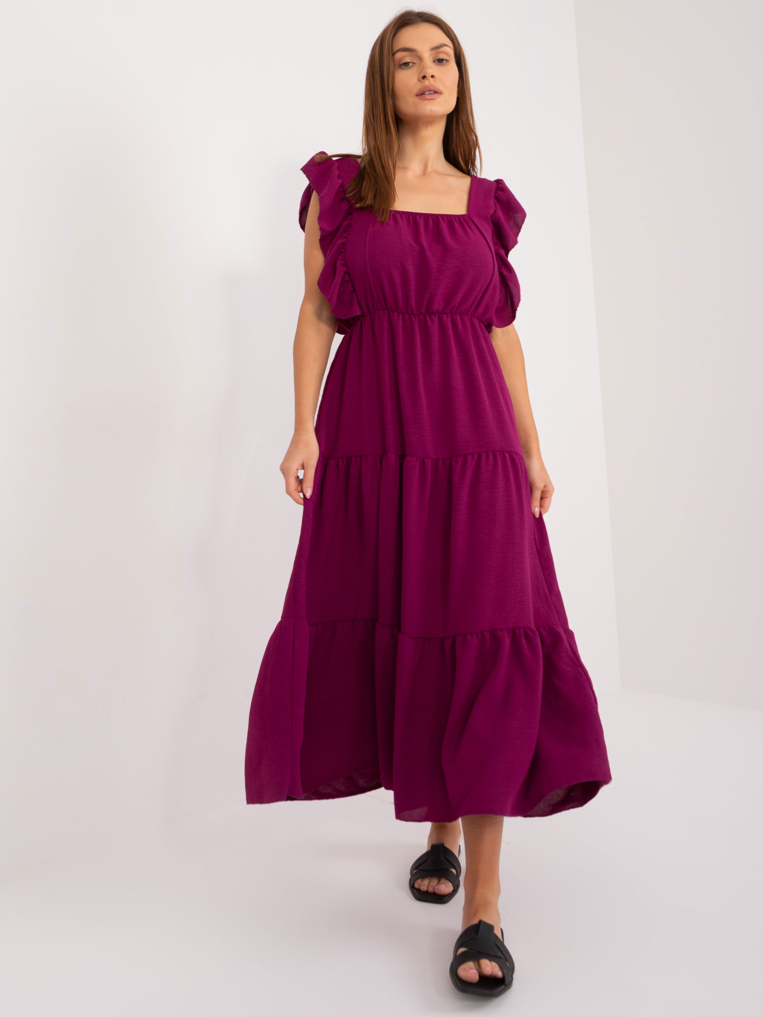 Levně Tmavě fialové midi šaty s volány
