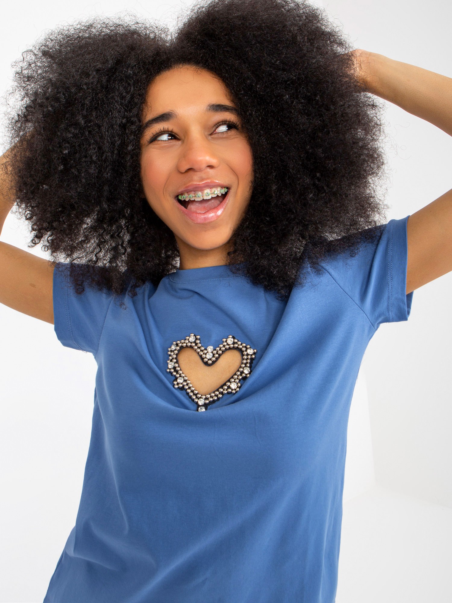 Levně Tmavě modré dámské tričko s aplikací