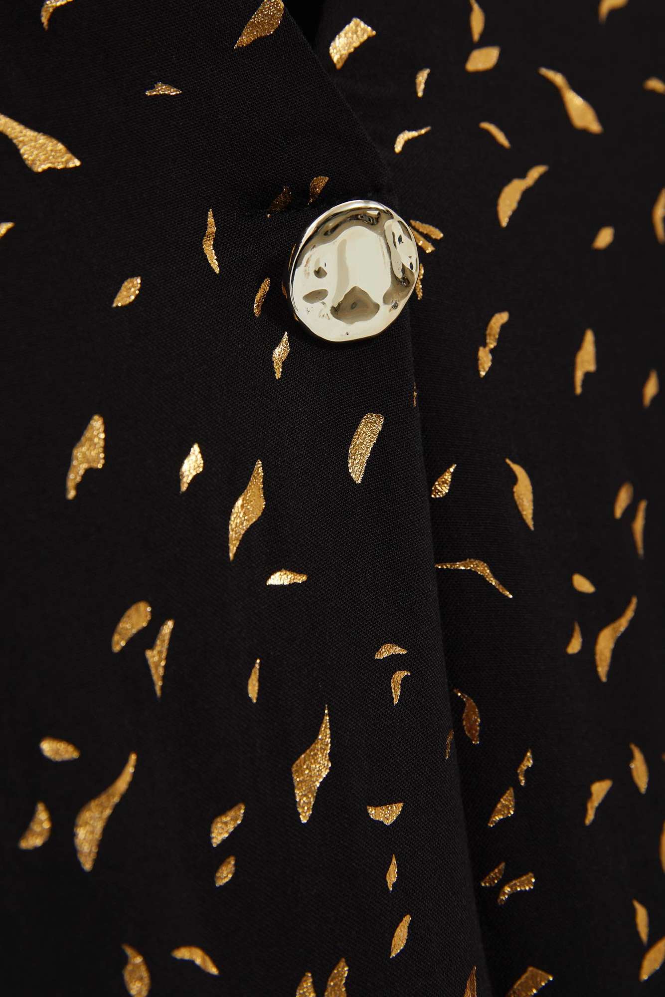 Shirt with print and decorative button