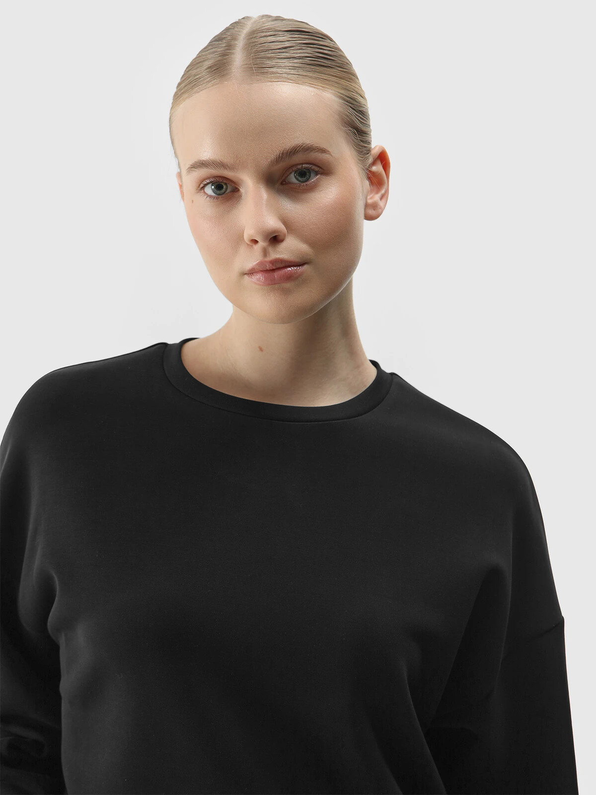 Women's sweatshirt without fastening with the addition of modal 4F - black