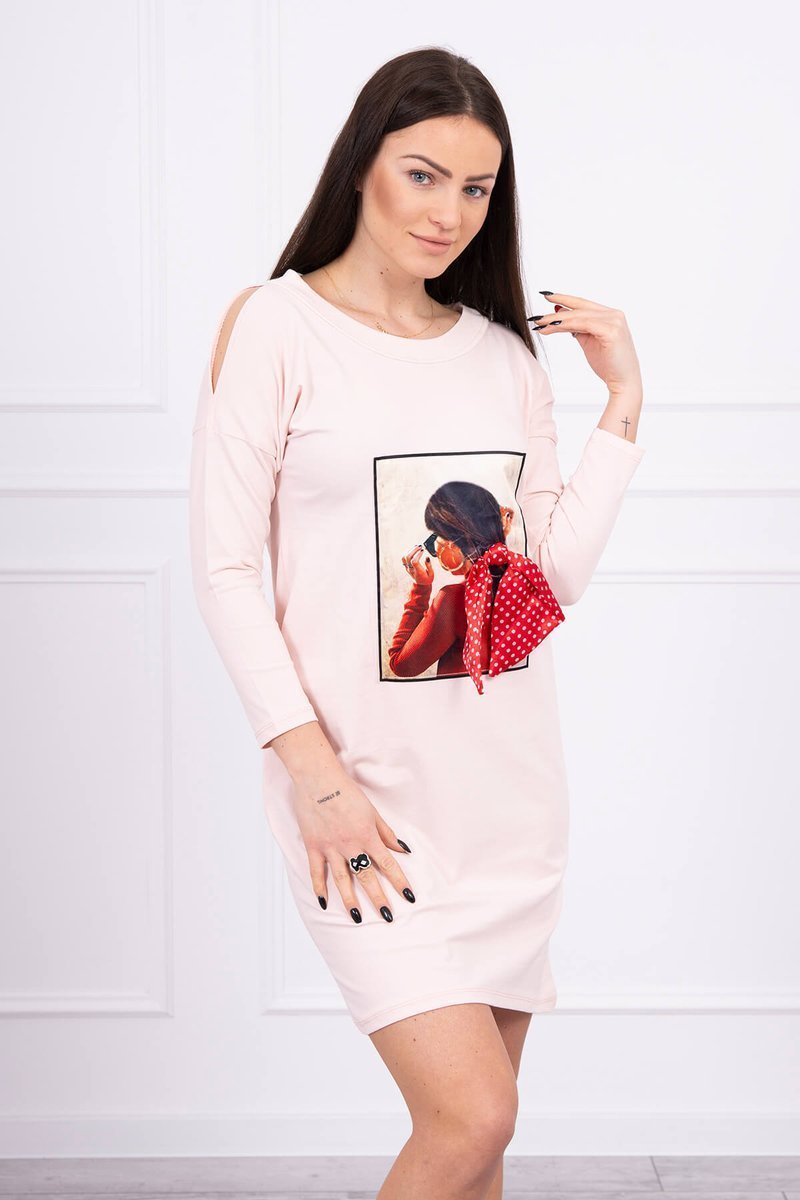 Levně Šaty s grafikou a mašlí v puntíkované 3D pudrově růžové