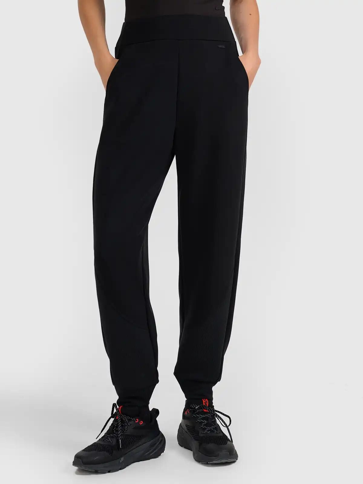 Pantaloni de trening pentru femei 4F
