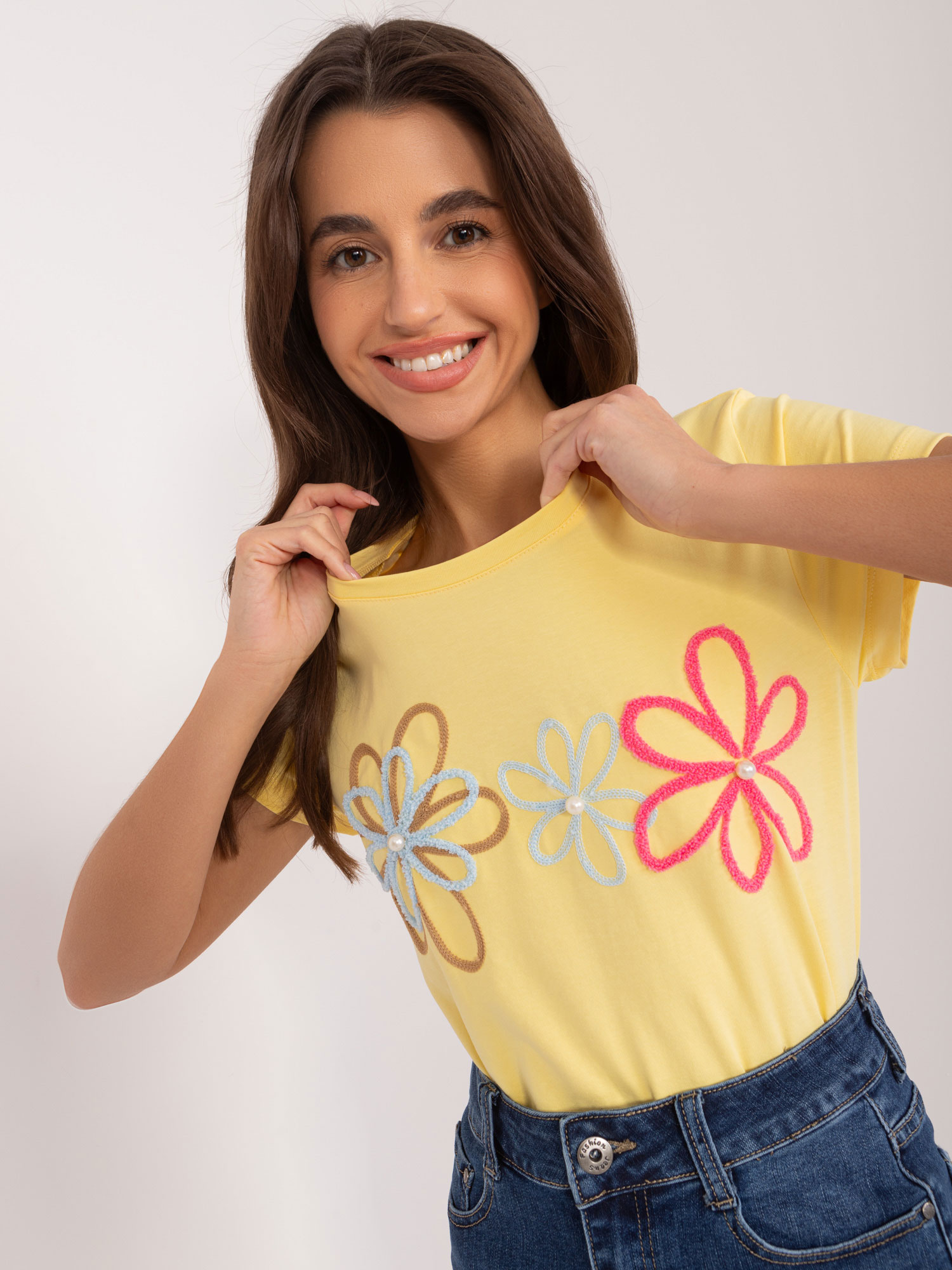 Levně Žluté tričko s květinovou aplikací BASIC FEEL GOOD