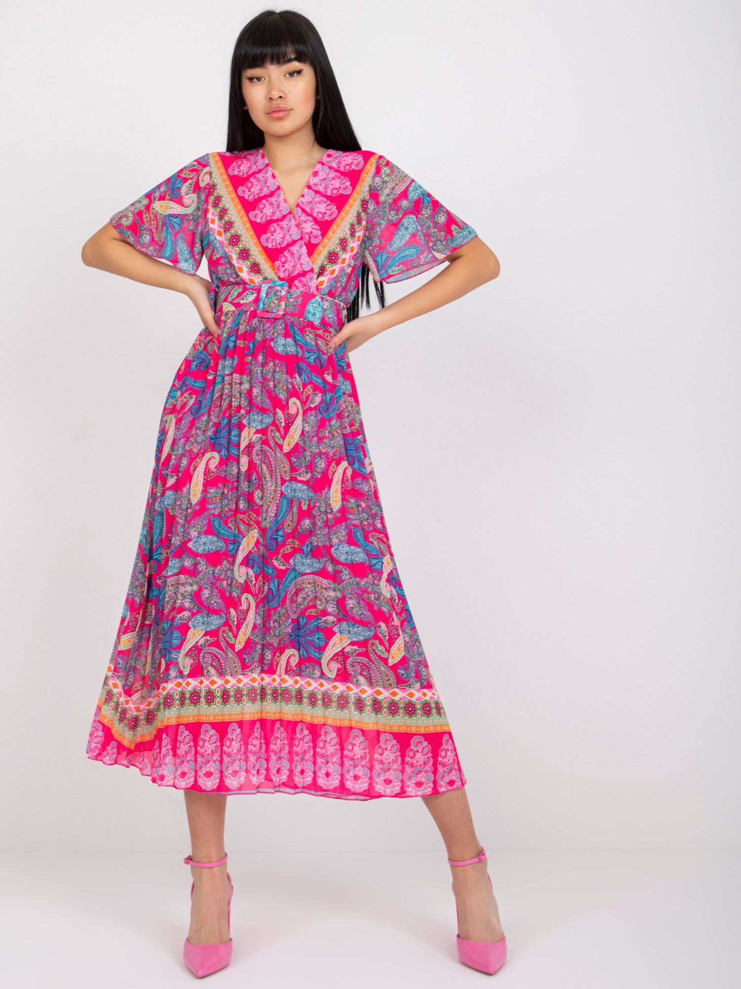 Levně Jednovelikostní růžové plisované šaty s orientálním motivem