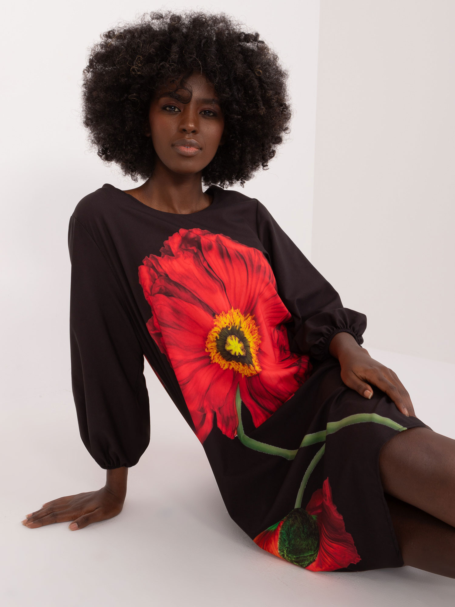 Levně Černé trapézové šaty s květinami