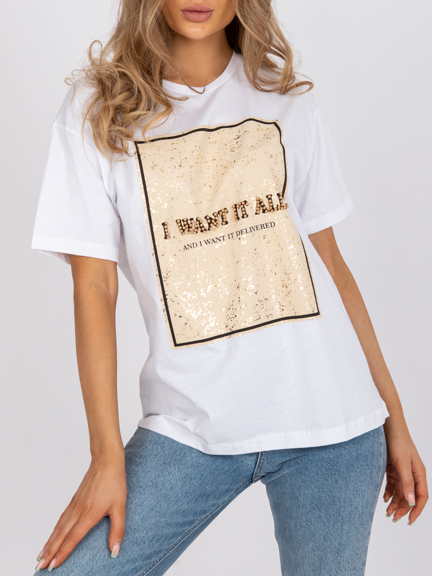 White loose T-shirt with appliqué and print