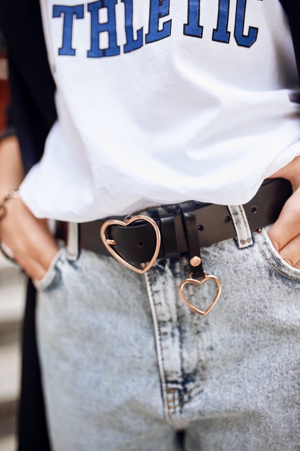 Leather belt with heart-shaped buckle in black