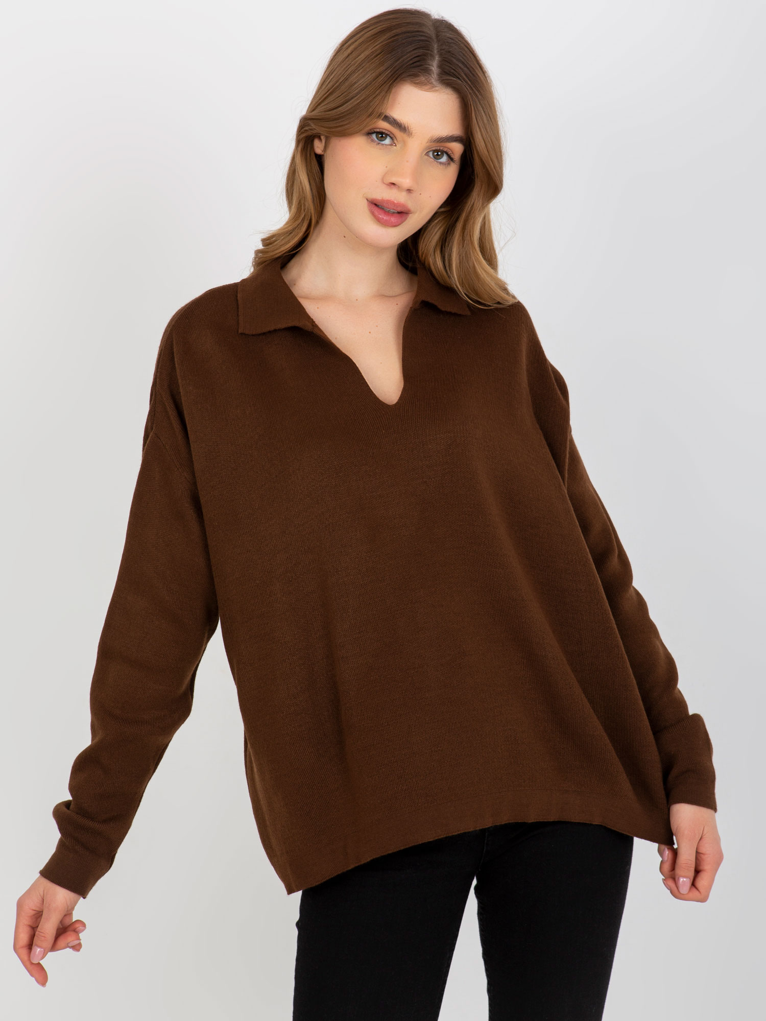 Levně Tmavě hnědý hladký oversize svetr s límečkem