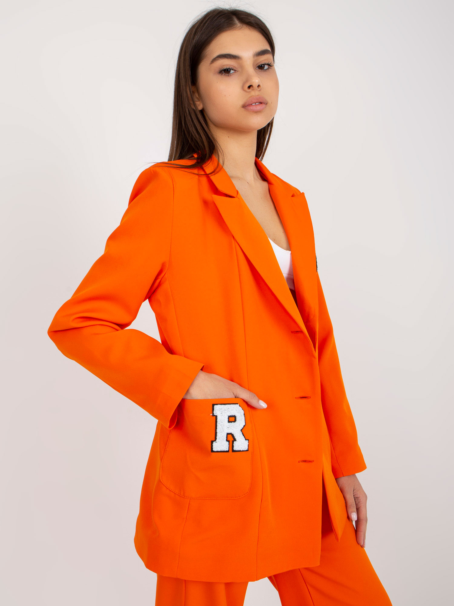 Levně Oranžová oversize bunda s nášivkami