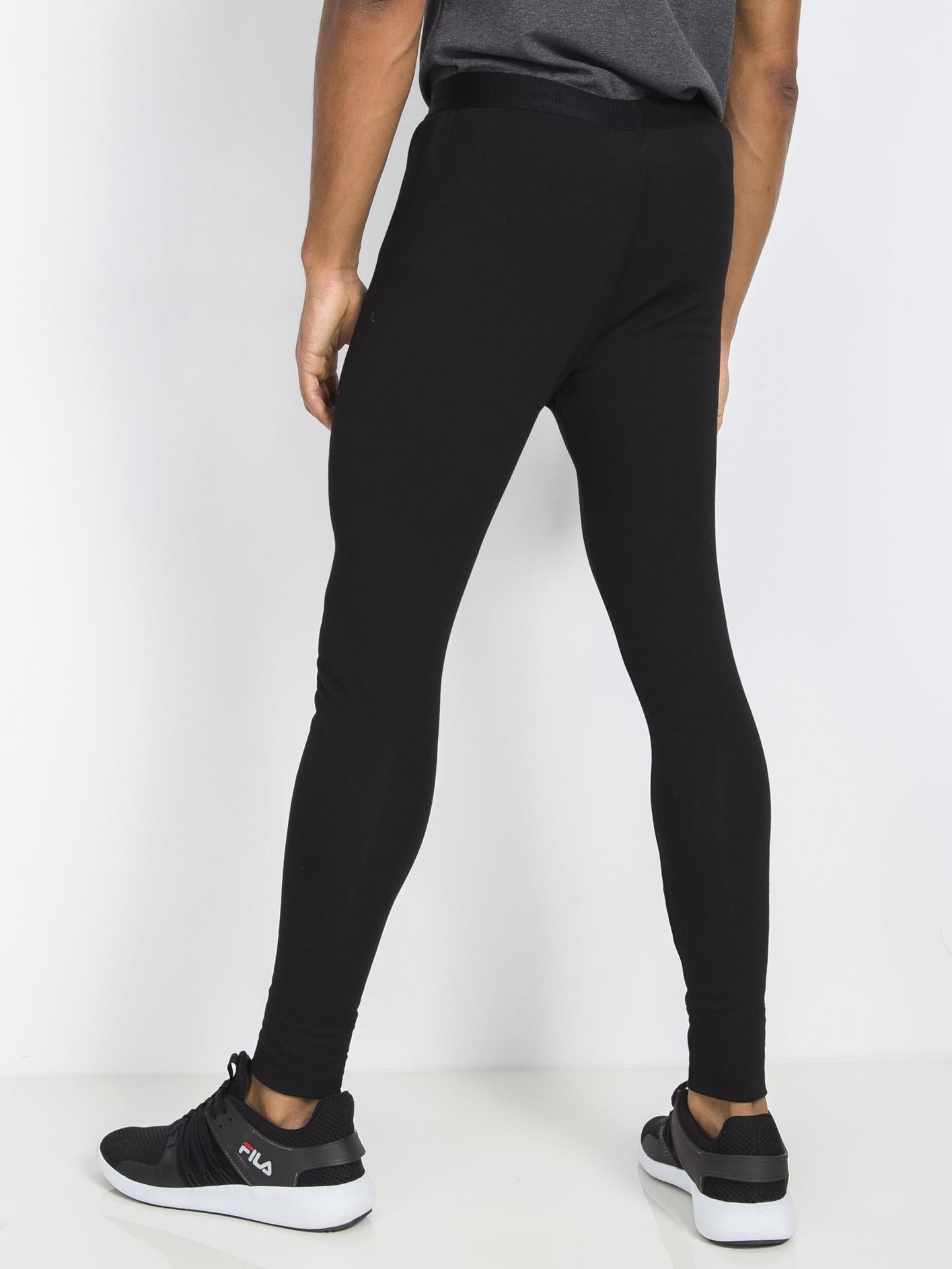 Chiloții bărbaților de culoare