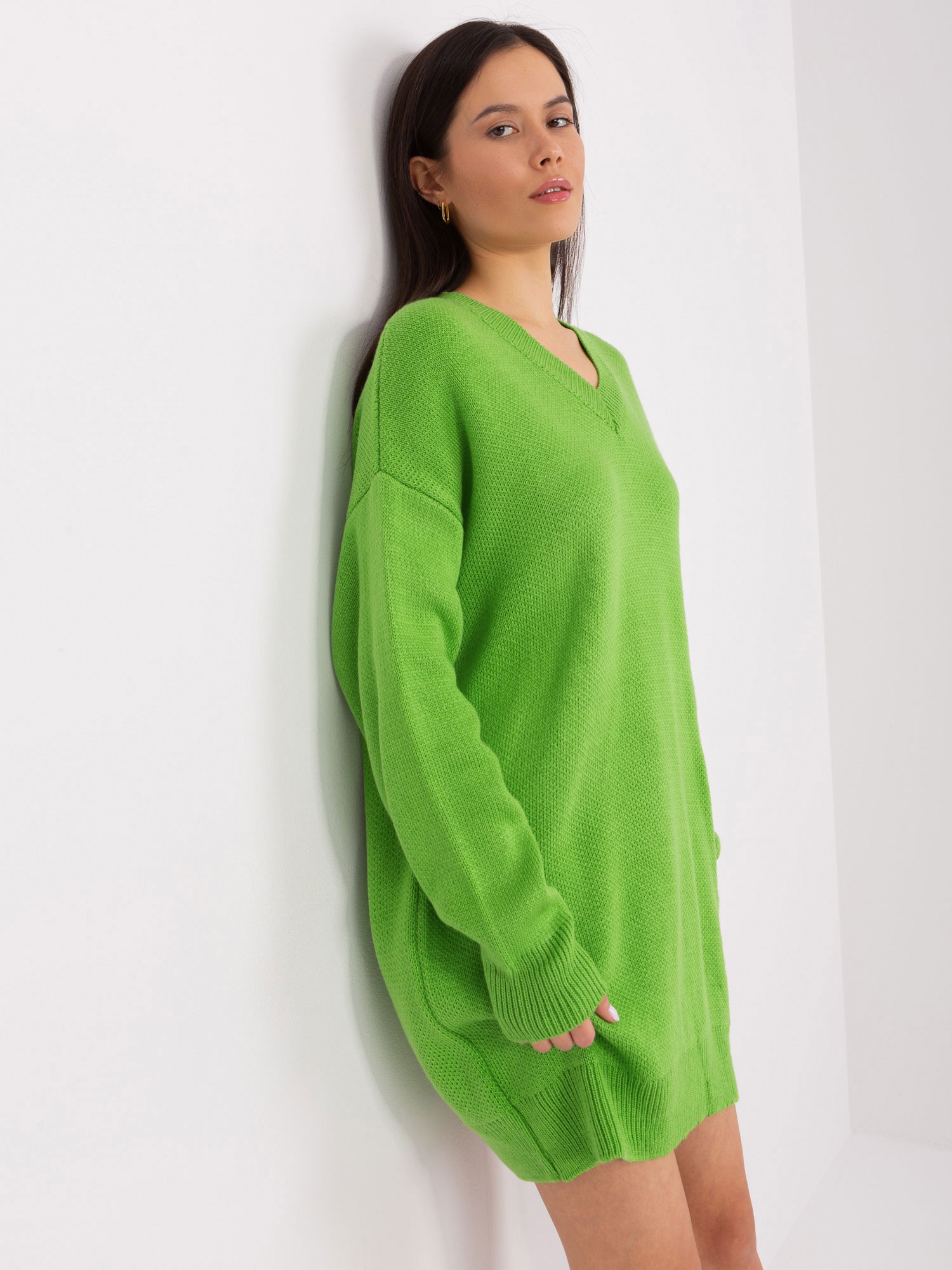Levně Tmavě zelené pletené šaty s výstřihem