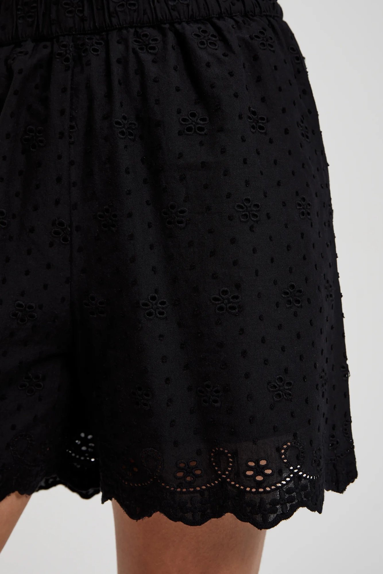 Women&#039;s Linen Shorts MOODO - Black