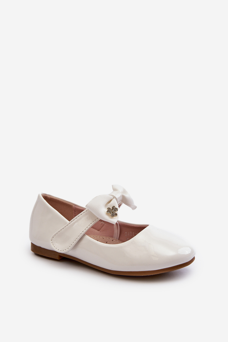 Children's patent leather ballerinas in white color with Velcro bow