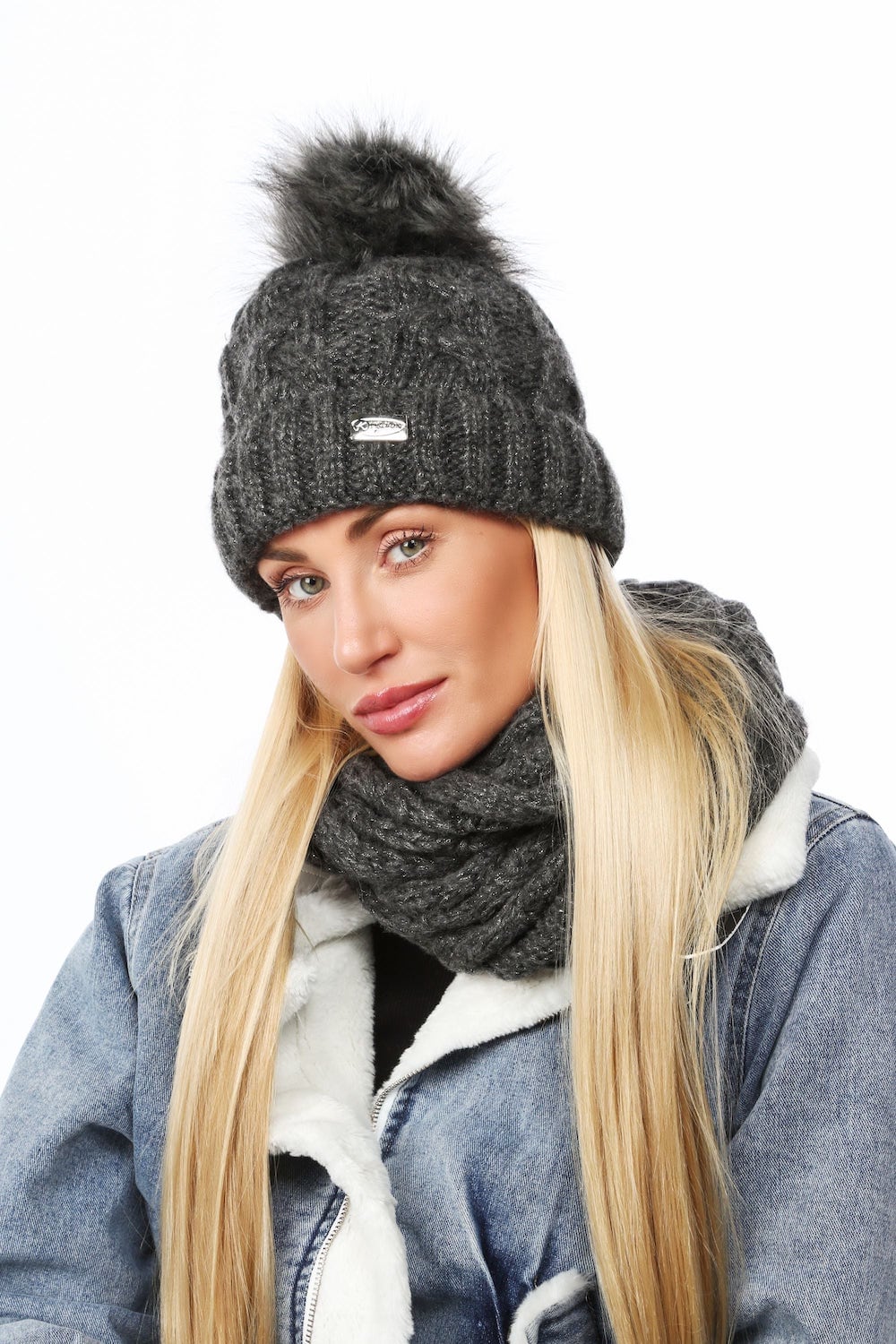 Warm cap with chimney with braids, graphite