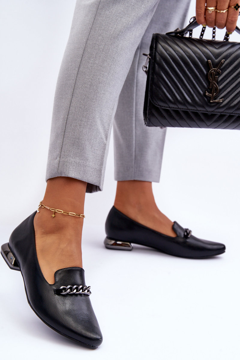 Flat-soled leather ballerinas with black lanez chain