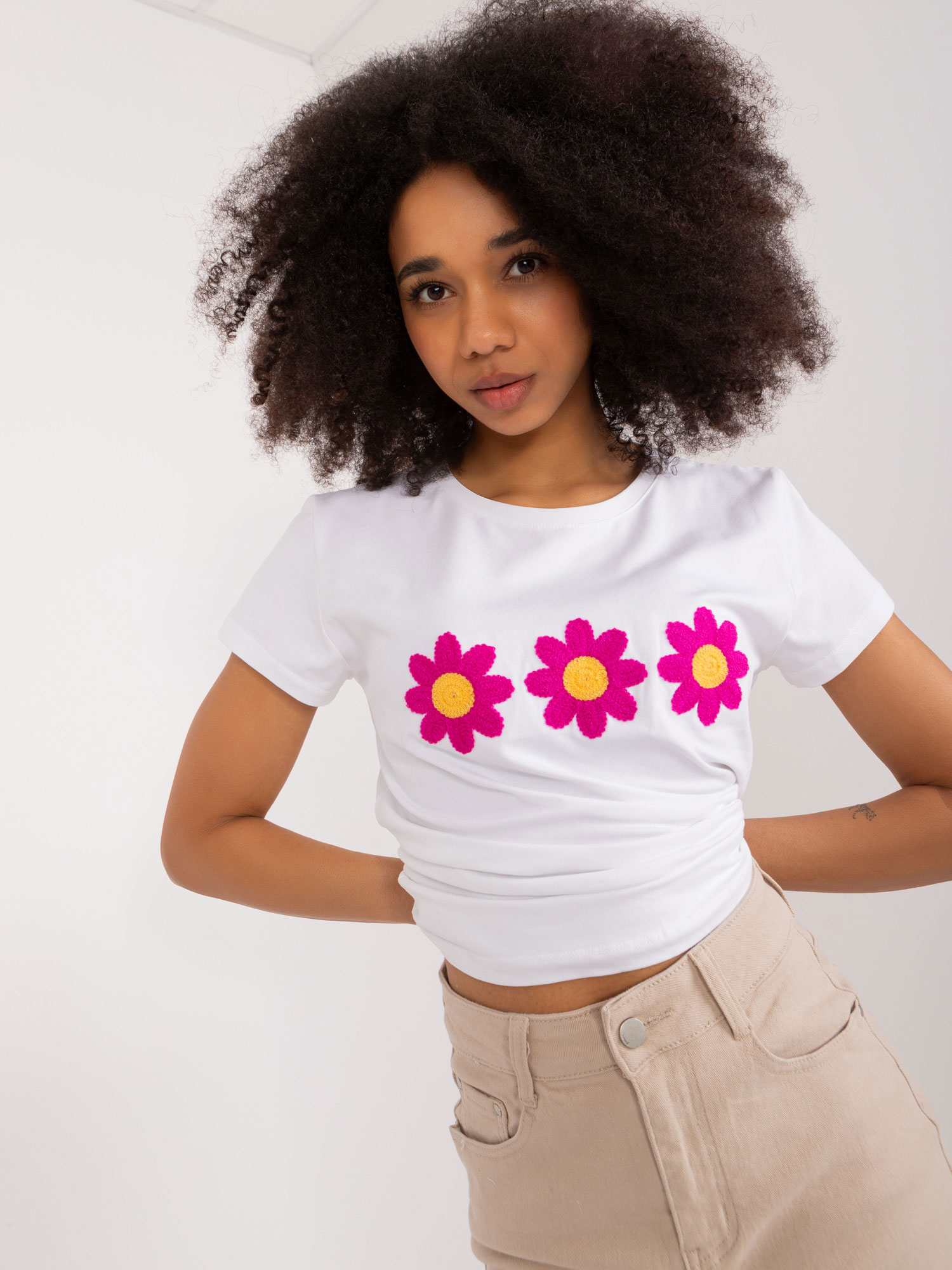 Levně Bílé tričko s květinovou aplikací BASIC FEEL GOOD