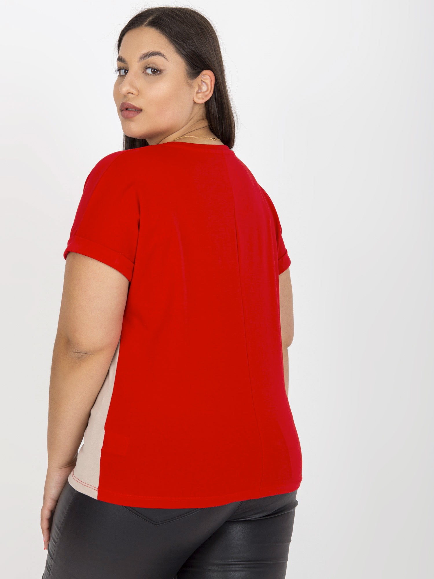 Levně Červené a béžové tričko větší velikosti s kulatým výstřihem