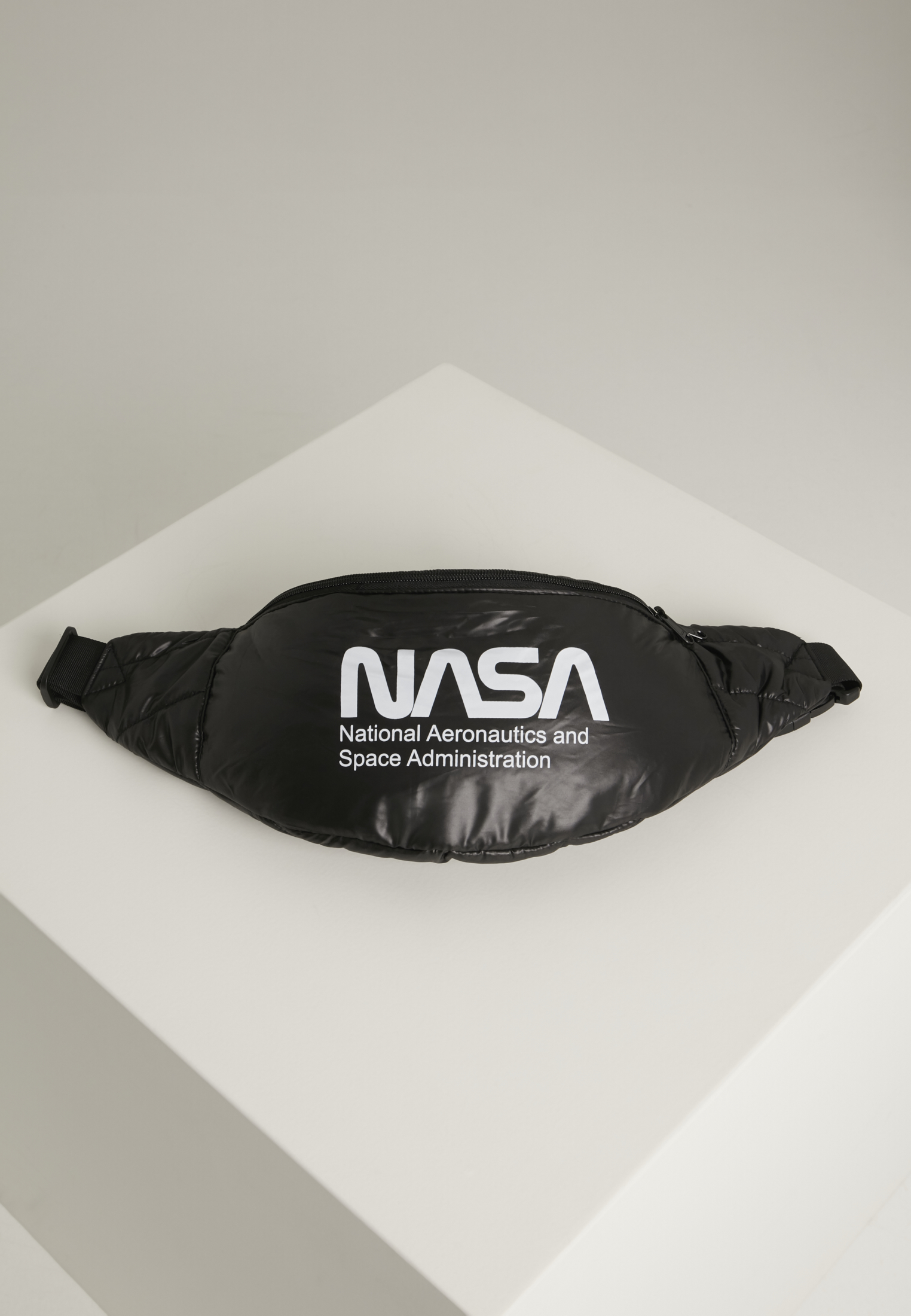 Levně Černá taška přes rameno NASA