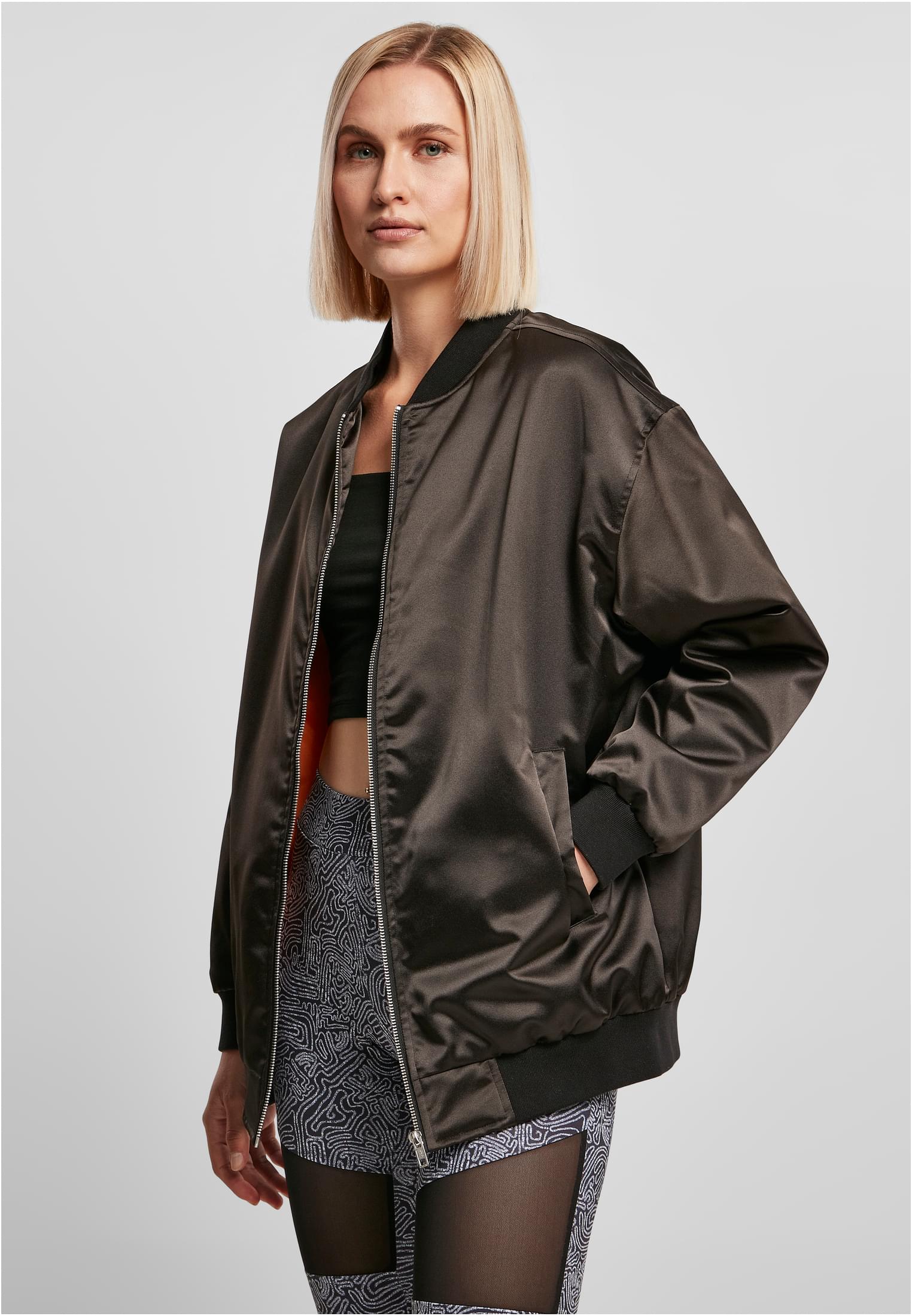 Levně Dámská oversized saténová bomber bunda černá