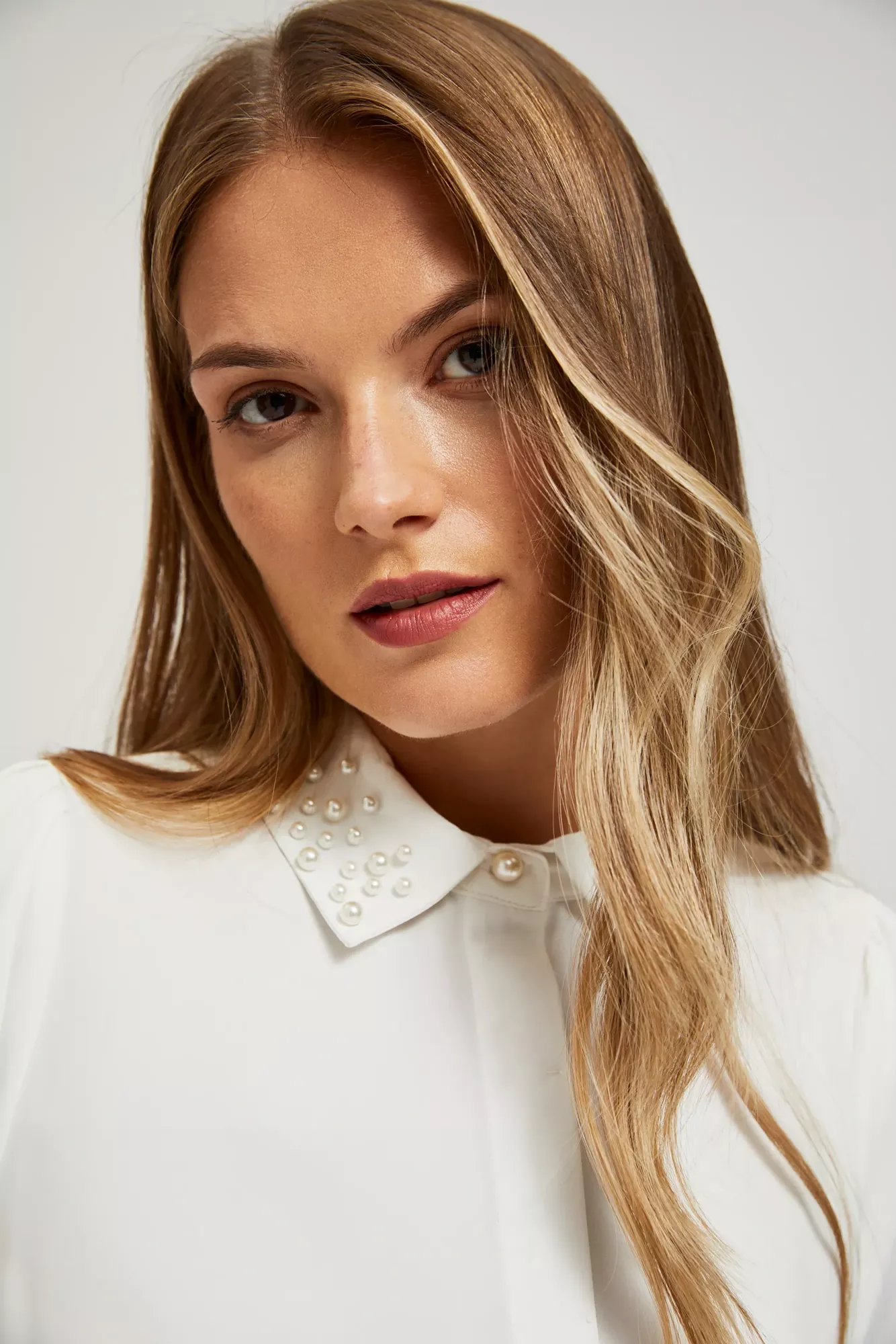 Shirt with decorative collar