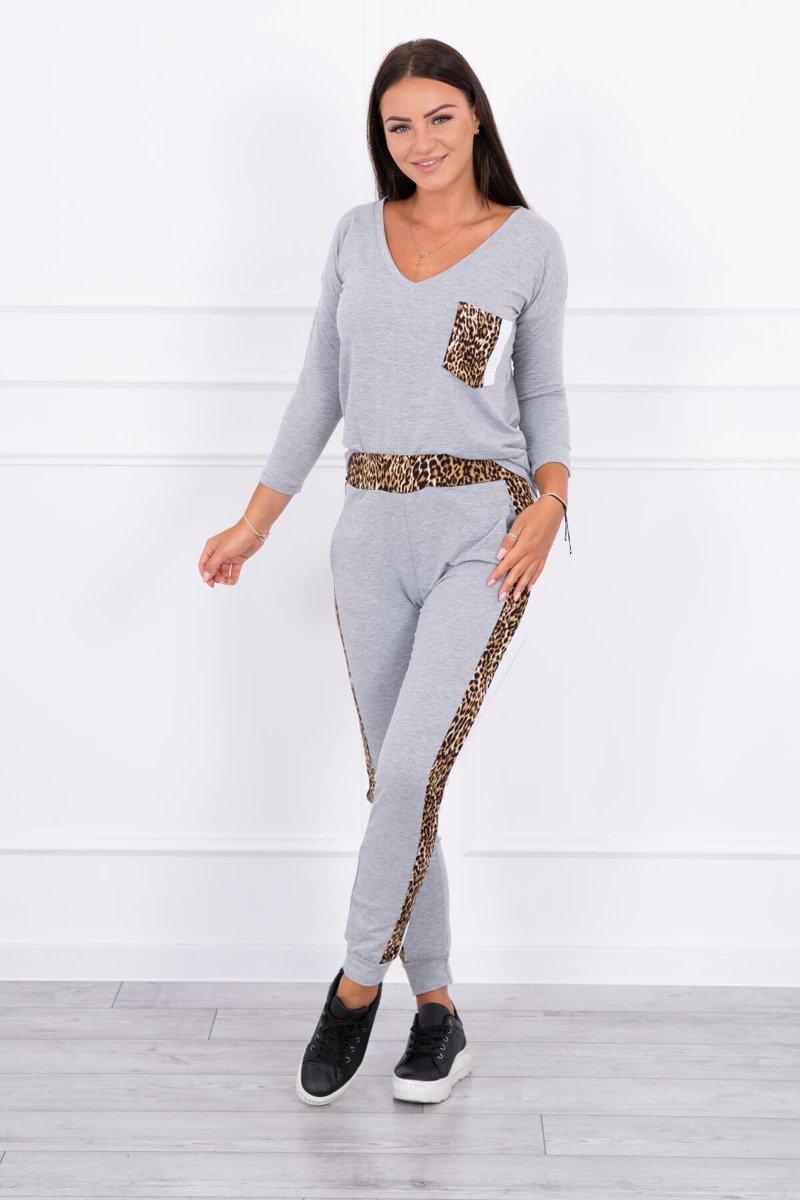 Panther set in grey