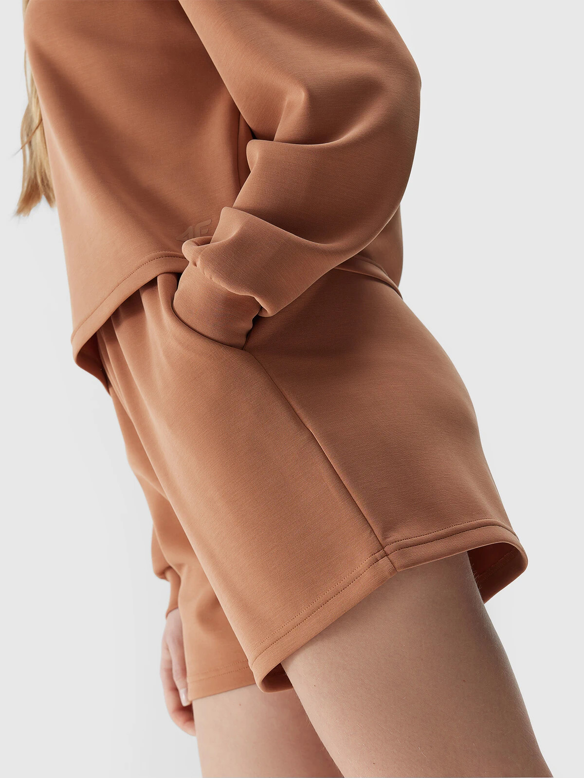 Women's sweat shorts with modal 4F - brown