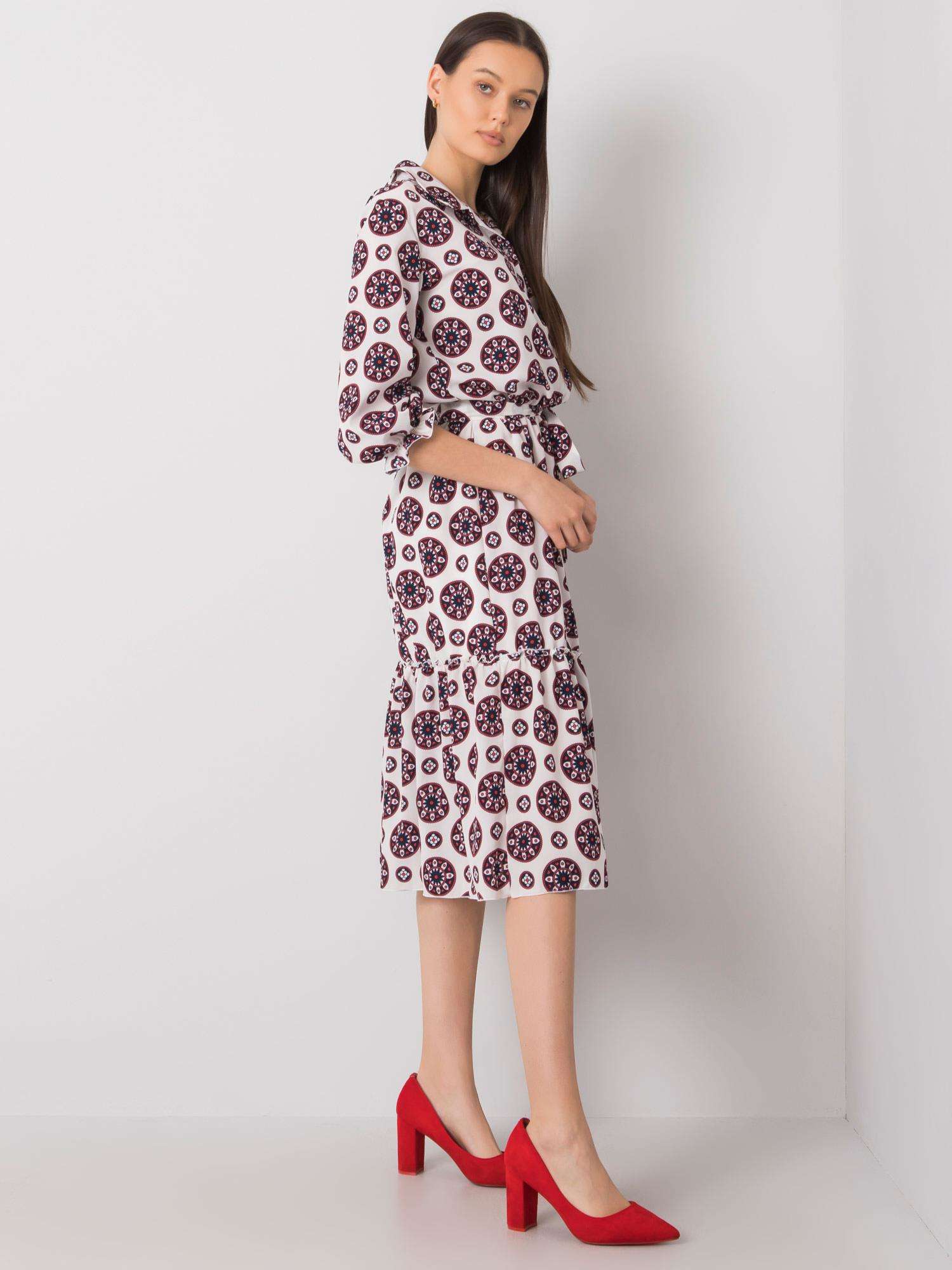 Rochie albă și roșie cu un bibelou