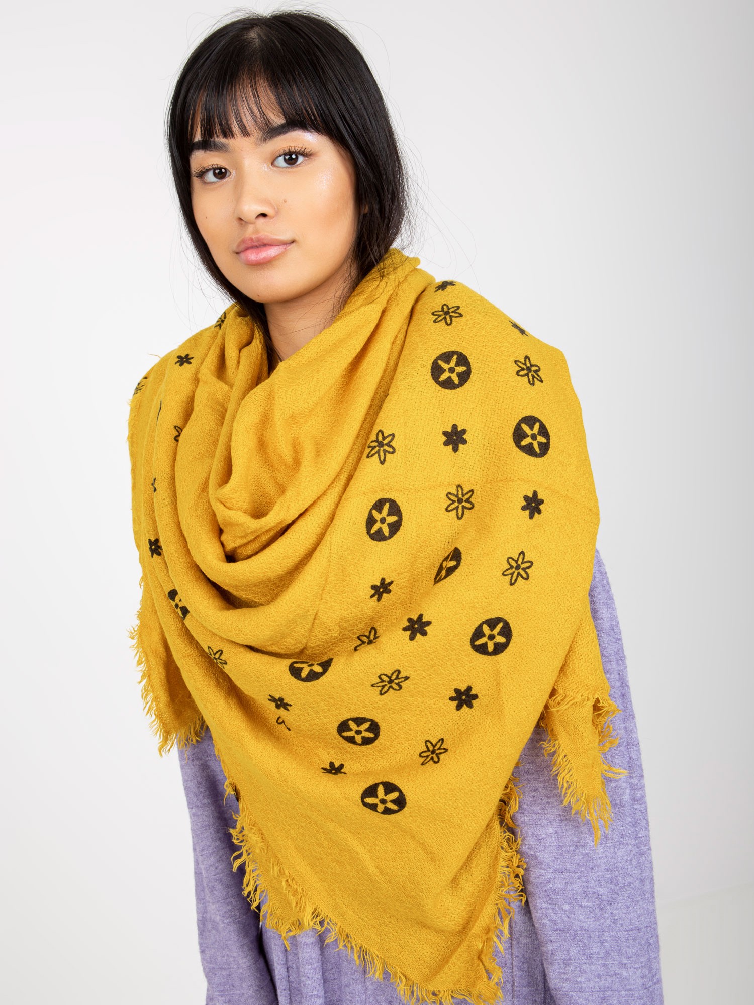 Levně Žlutý dámský šátek s potiskem