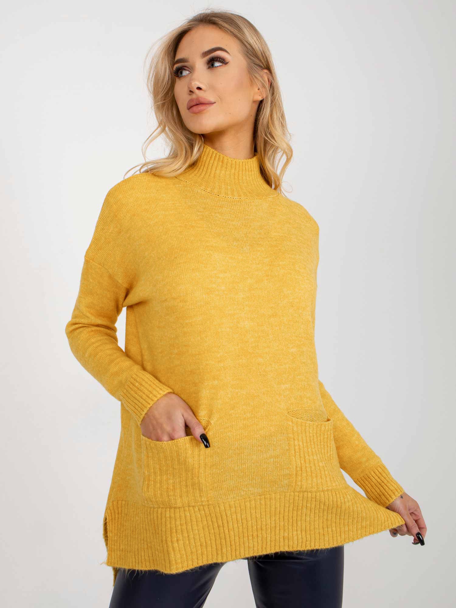Levně Žlutý dlouhý oversize svetr s kapsami