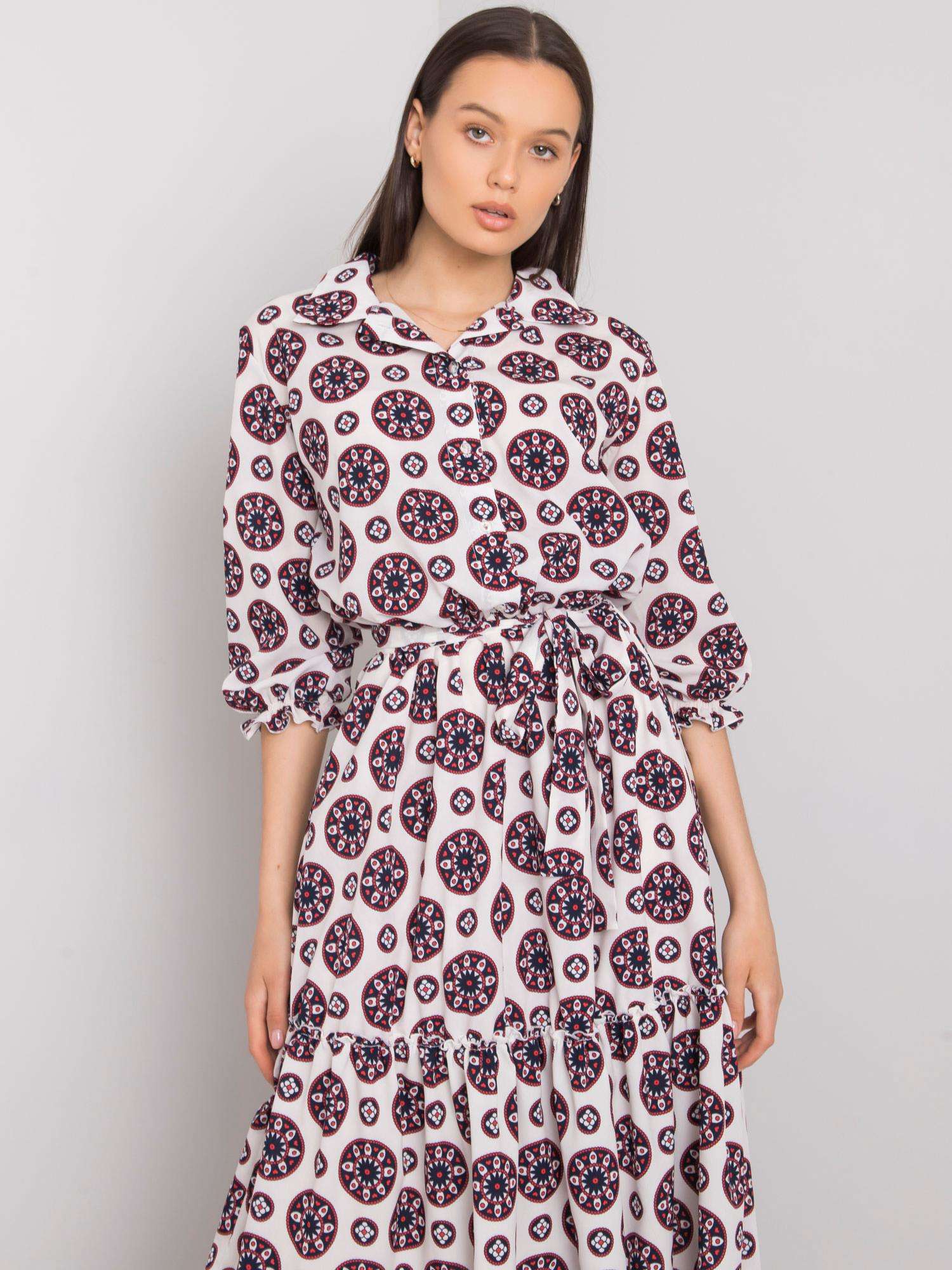 Rochie albă și roșie cu un bibelou