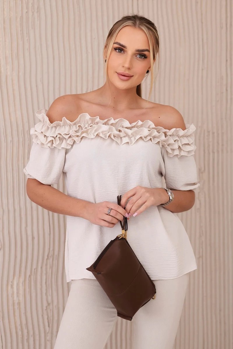 Spanish blouse with a small ruffle in beige