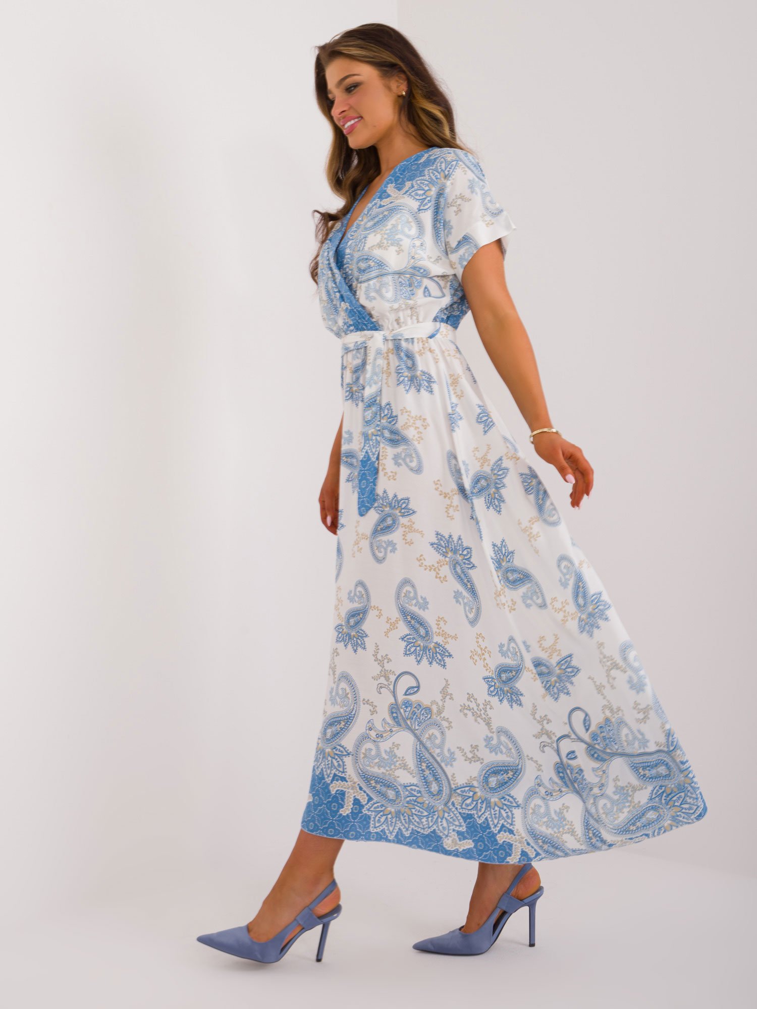 Modrobílé šaty s orientálními vzory
