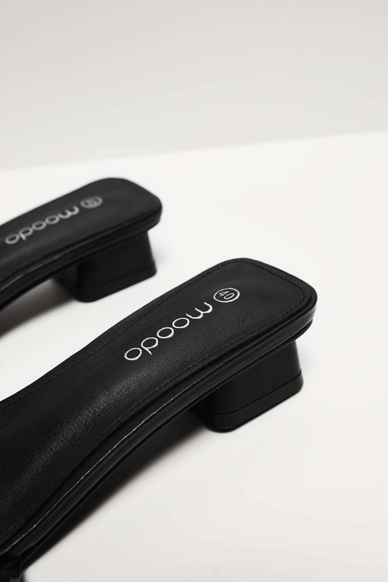 Șlapi negri de damă cu toc mic