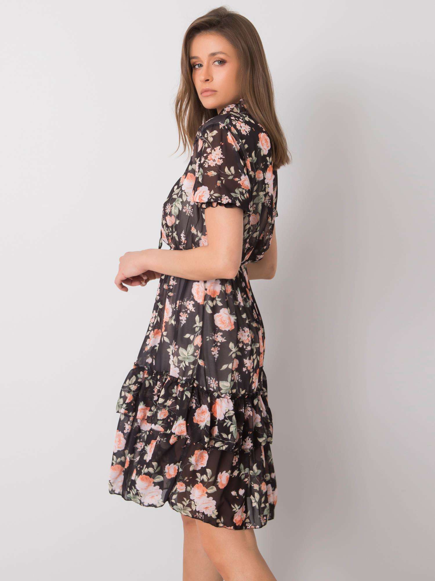 Rochie cu model negru cu un bibelou