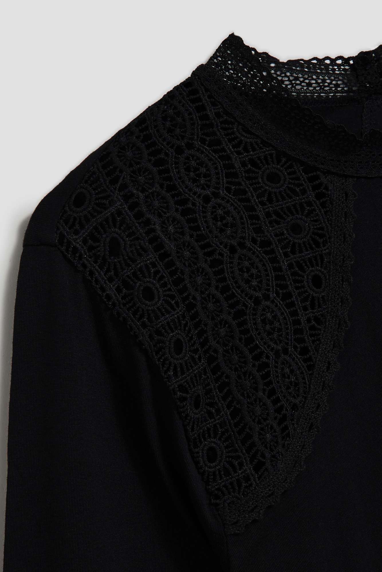 Blouse with decorative lace
