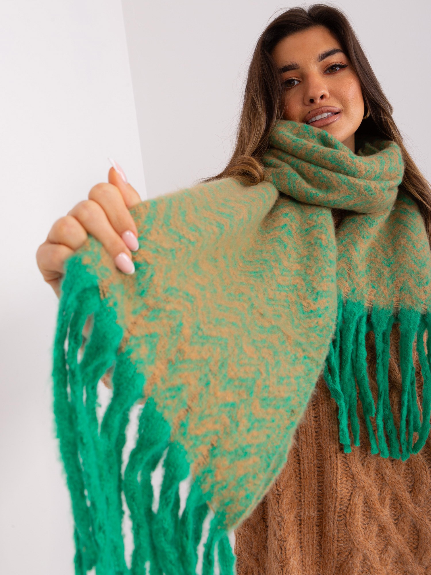 Levně Dámský šátek se zeleným a velbloudím vzorem