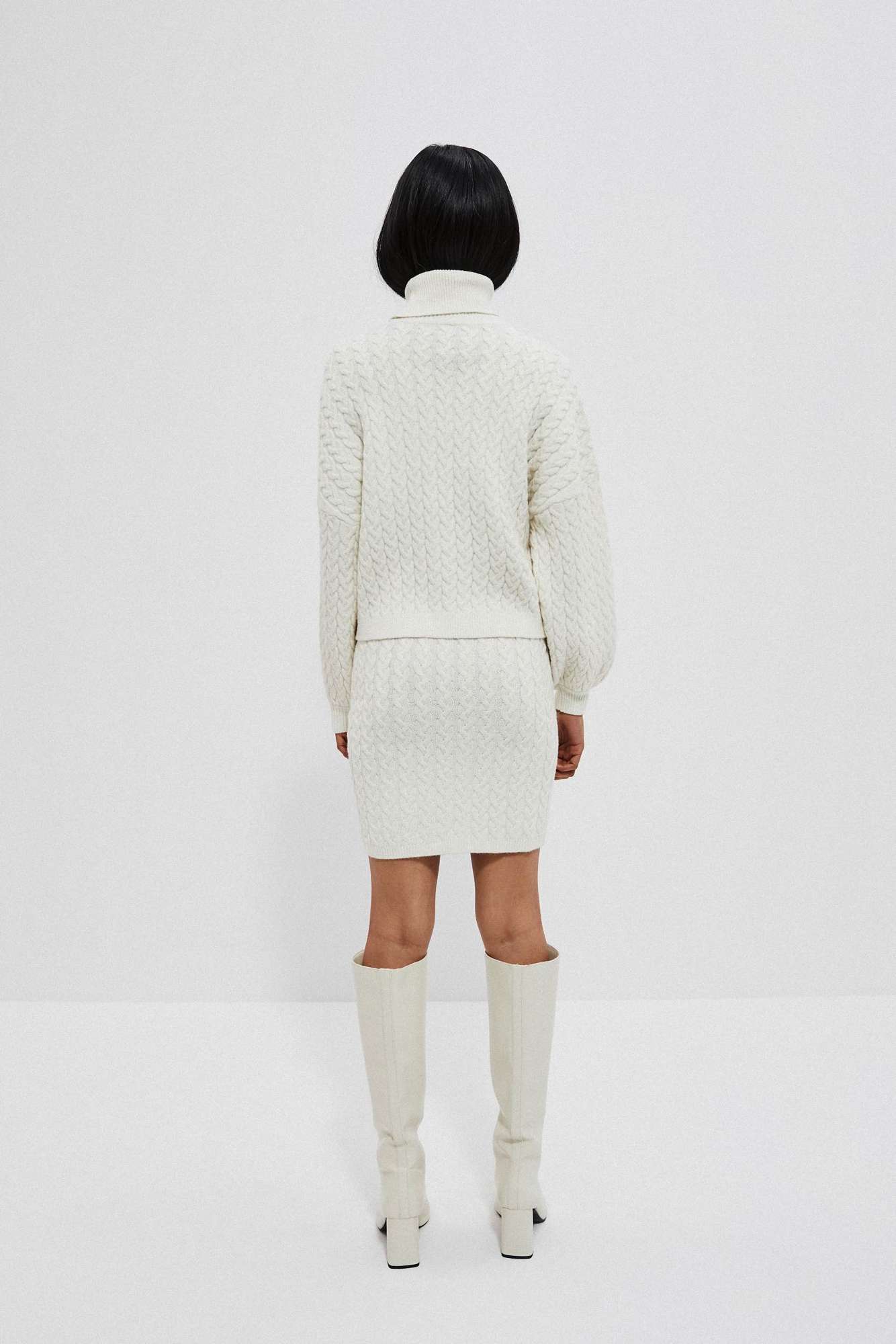 Skirt knitted with a cable