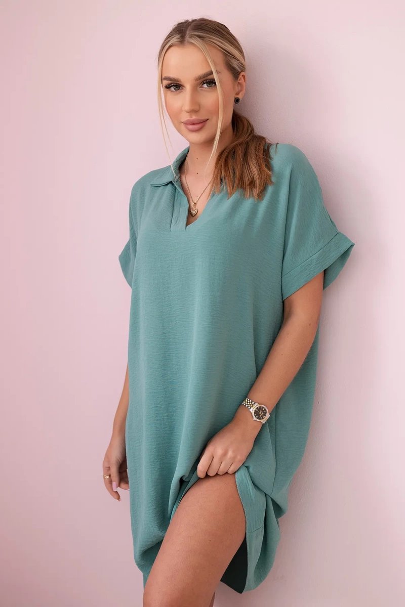 Dress with a neckline and collar in dark mint color