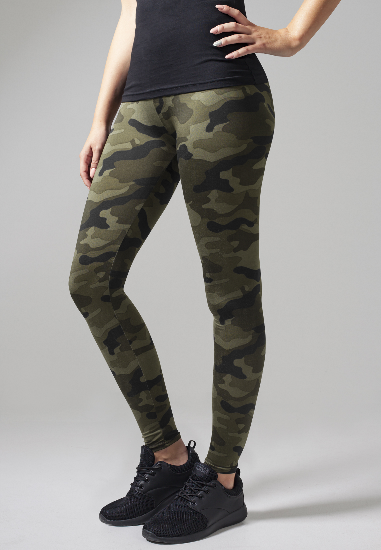Women's camouflage leggings made of wood