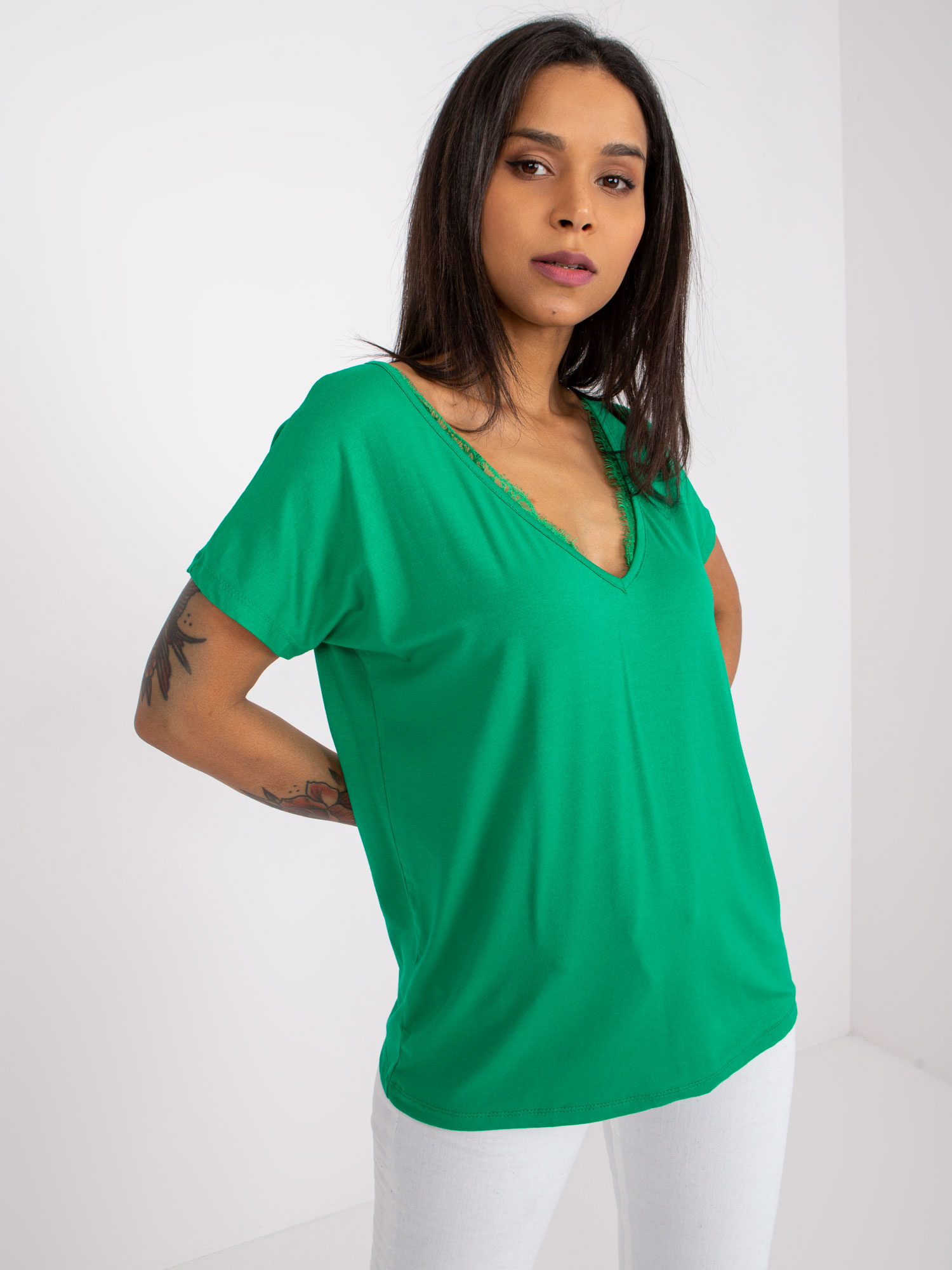 Levně Tmavě zelené dámské tričko s krajkou Aileen