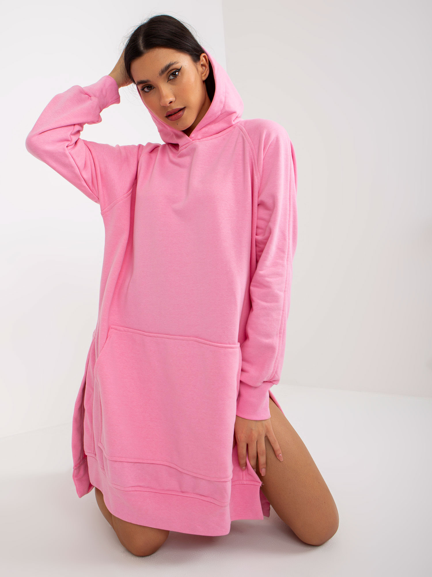 Levně Růžové basic oversize mikinové šaty s kapsičkou