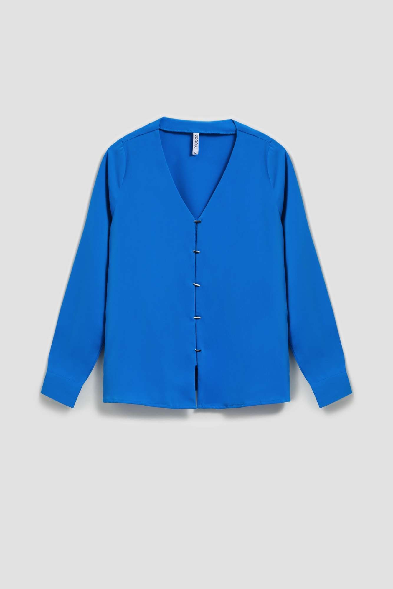 V-neck shirt with fine buttons