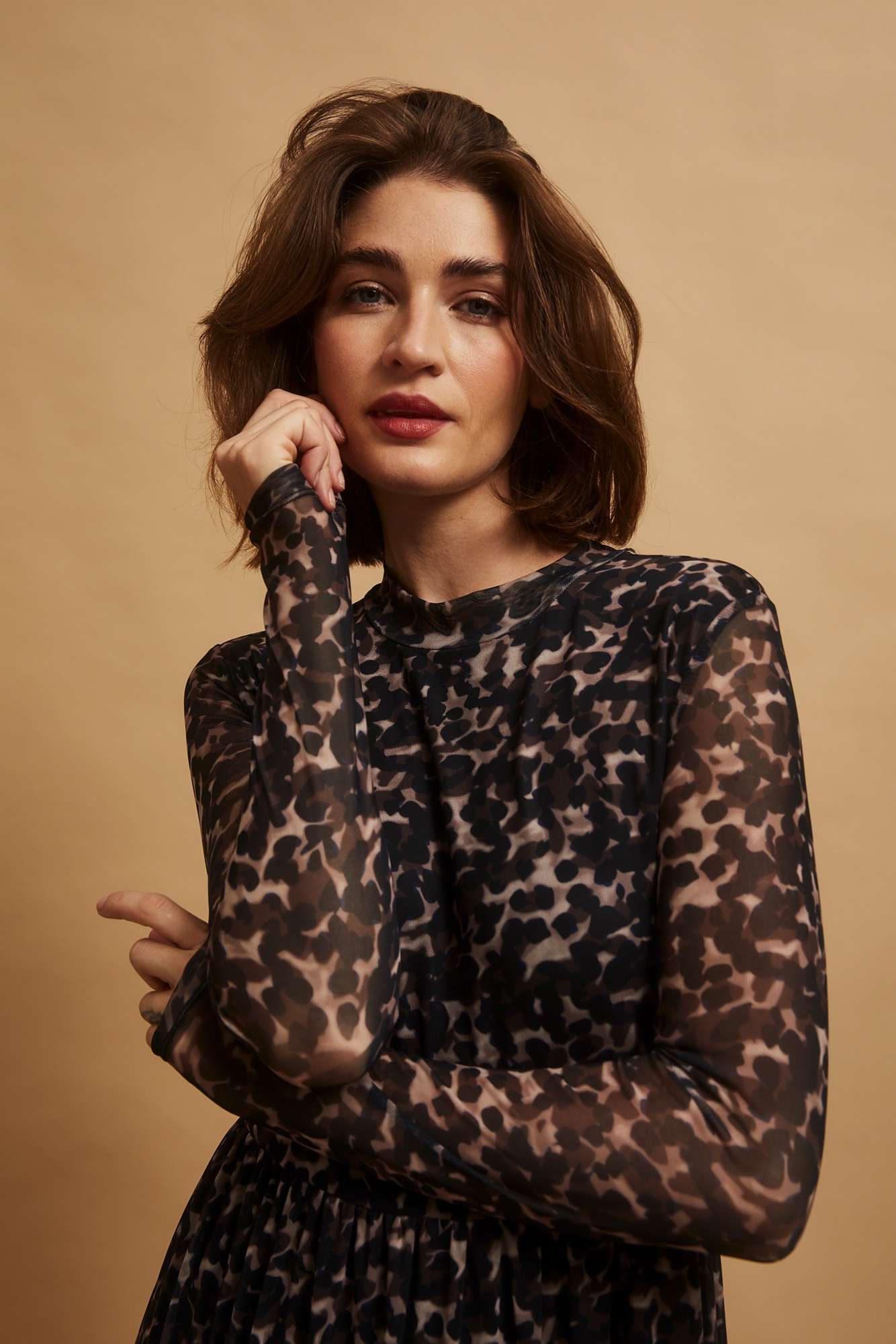 Levně Midi šaty s leopardím vzorem