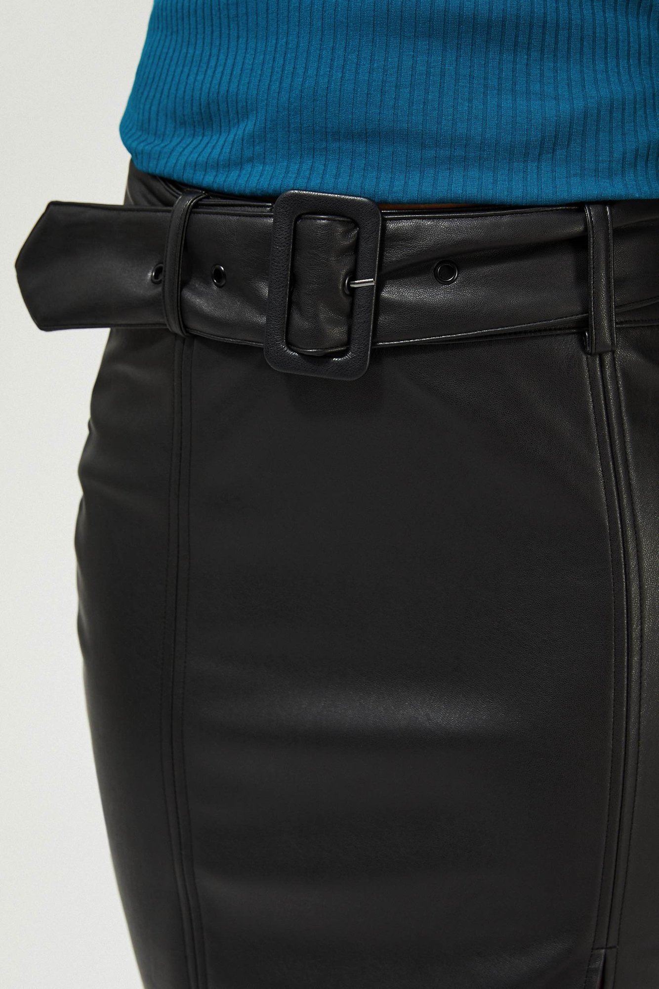 Fusta dama, Moodo Leather