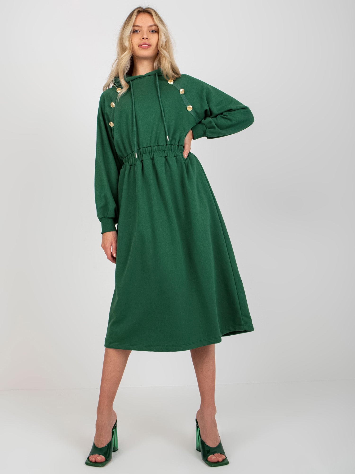 Levně Tmavě zelené rozevláté mikinové šaty s kapucí